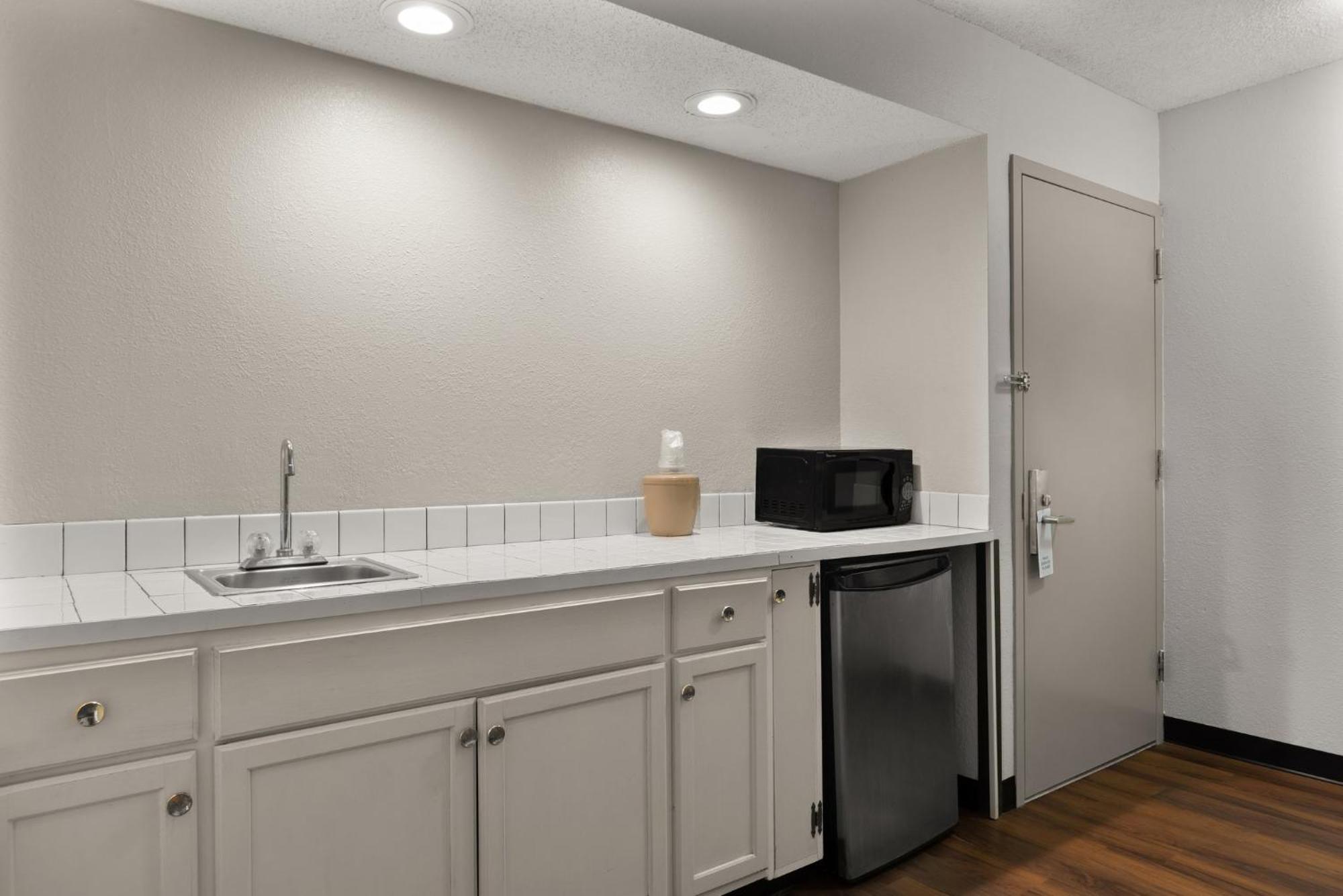 Red Roof Inn&Suites Savannah Airport Pooler Bagian luar foto